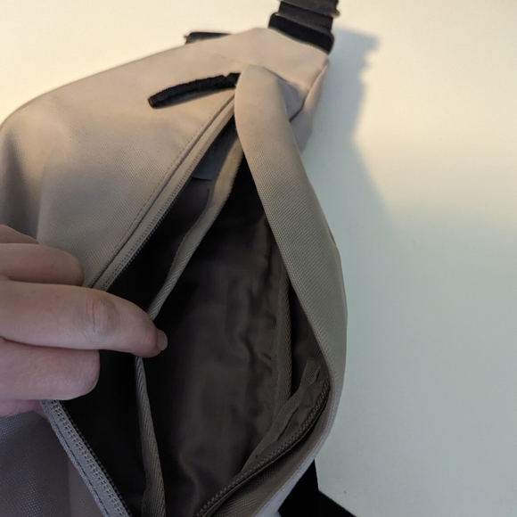 Everlane The Renew Transit Fanny Pack Warm Quartz - Picture 4 of 5